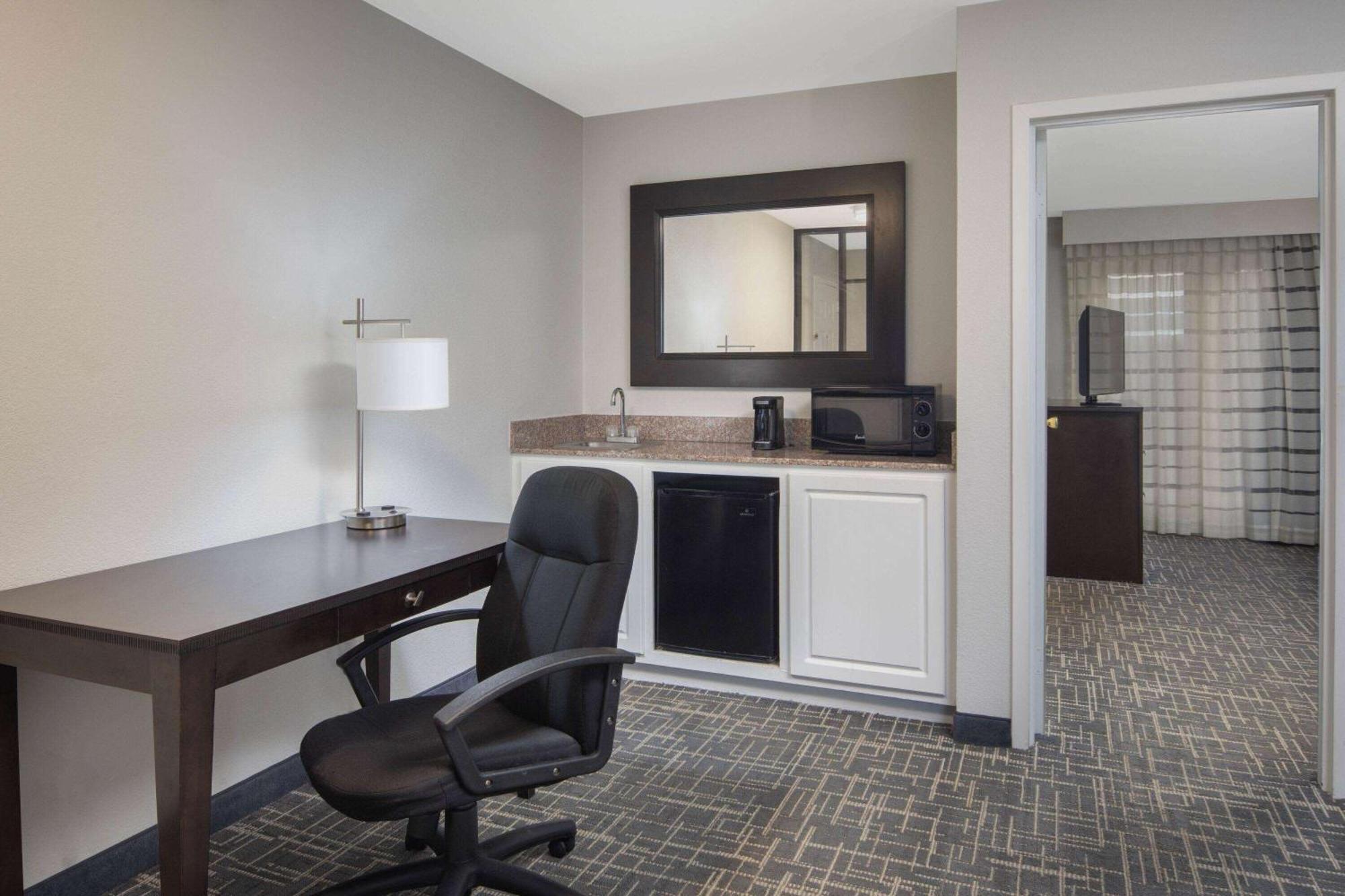 Hotel La Quinta By Wyndham Atlanta Airport South College Park Exterior foto